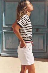 Jersey de punto fino con cuello redondo y manga corta, con terminaciones en rib en cuello, mangas y ruedo.