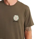 Remera verde militar de manga corta con estampa pequeña de un gato y la palabra "ROARK" en el pecho. Corte clásico.