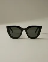 Lentes de sol cat-eye negros con lentes cuadradas color verde oscuro.