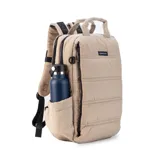 Mochila capitoneada color gris oscuro, con asa superior y correas regulables. Cuenta con doble cierre principal, bolsillo frontal con apertura vertical y bolsillo trasero pequeño. Incluye espacio para laptop de 15 pulgadas y correas ocultables.