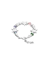 Pulsera de aleación de metales bañados en plata con diseño de estrellas y cristales facetados multicolores.