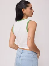 Musculosa ajustada color azul marino con cuello redondo y ribete blanco. Presenta un estampado frontal de una flor de hibisco blanca.