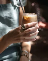 Anillo de diseño escultural y texturado, con acabado rugoso que simula una superficie montañosa o corteza.