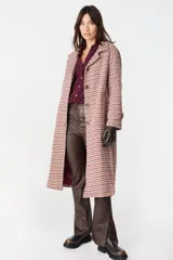 Tapado largo de corte recto con solapas clásicas y cierre frontal de botones. Presenta un estampado de cuadros tipo pata de gallo en tonos beige, bordó y azul. Cuenta con mangas largas y bolsillos laterales.