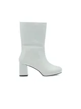 Botas de caña media de cuero sintético blanco con plataforma y tacón cuadrado. Presentan un detalle de cuentas de madera y cordón amarillo alrededor de la caña.