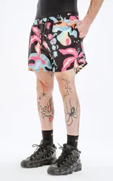 Short de baño de microfibra negro con estampado floral abstracto en tonos vibrantes como rosa, celeste y amarillo. Posee cintura elástica con cordón regulable y un bolsillo trasero con ojalillo.