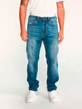 Jeans de mezclilla azul con calce slim, diseño clásico de cinco bolsillos, cierre de cremallera y botón metálico. Presenta efecto desgastado en los muslos y costuras en tono contrastante.