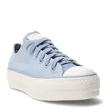 Championes urbanos Converse All Star Chuck Taylor Lift, color celeste, con plataforma blanca y cordones al tono.