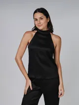 Blusa negra sin mangas de poliéster plisado, con cuello alto y cierre de botón en la espalda.