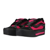 Championes Vans modelo Knu Stack, con diseño de plataforma alta en color negro y detalles en fucsia. Presentan la icónica banda lateral acolchada, cordones negros y construcción robusta.