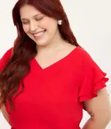 Blusa de crepé color rojo, con escote en V y mangas cortas con volados dobles en los hombros.