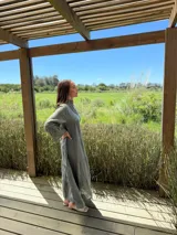 Vestido largo color verde oliva, de lino, con corte amplio, cuello mao, escote en V y mangas largas acampanadas.