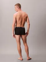 Pack de tres bóxers negros de talle bajo confeccionados en microfibra elástica con cinturilla elástica con logo Calvin Klein.