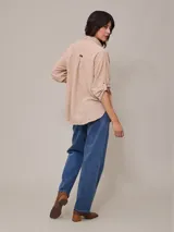 Pantalón de jean celeste de corte recto, con bolsillos delanteros y traseros.