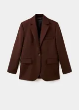 Blazer de corte recto confeccionado en lana, con cuello de solapa con muesca, cierre frontal de un botón, bolsillos laterales con solapa y bolsillo de ribete en el pecho.