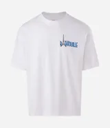 Remera de corte boxy color blanco, con cuello redondo y manga corta. Presenta un estampado artístico en la espalda con diversos personajes y elementos de la película Ratatouille.