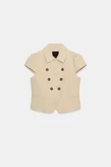 Chaqueta entallada color beige con cuello solapa, manga corta abullonada y doble botonadura frontal.