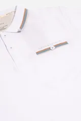 Remera polo azul marino de manga corta, con cuello y puños a rayas blancas y verde militar. Presenta un bolsillo en el pecho con detalle de franja a rayas y el logo de la marca "Brooksfield" bordado en dorado.