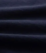 Buzo de algodón color azul marino, de manga larga y cuello polo con botones. Presenta puños y bajo ajustados.