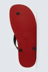 Sandalia de goma con suela plana roja y tiras negras en el empeine, parte de la colección especial Aaron Levine x Zara.