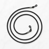 Cordón para lentes de color negro, fabricado en cuero, con terminales metálicas y sujetadores elásticos ajustables.