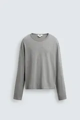Camiseta de manga larga color gris jaspeado, corte regular fit y cuello redondo con acabado en rib.