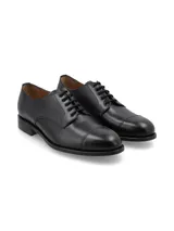 Zapato tipo Oxford de cuero negro con cordones, diseño de puntera reforzada y suela de bloque bajo.
