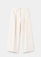 Pantalón de vestir color crudo, de corte recto y largo, con pliegues en los laterales y cierre delantero de cremallera metálica expuesta.