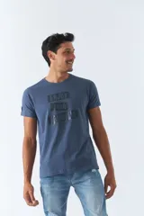 Remera azul de algodón con cuello redondo, mangas cortas y estampado frontal con la frase 'Enjoy Your Problems'.