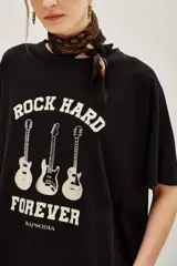 Remera de algodón color negro, con cuello redondo y mangas cortas. Presenta un estampado frontal con tres guitarras y la inscripción 'Rock Hard Forever' en color crema.