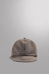 Gorra deportiva de tejido técnico ligero en color azul marino, con visera corta y paneles laterales perforados para mayor ventilación. Presenta logos bordados a tono en el frente.
