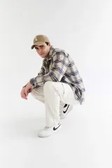 Sobrecamisa de paño con diseño escocés a cuadros en tonos beige, negro y azul.