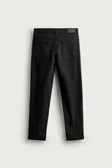 Pantalón relaxed fit azul marino confeccionado en tejido de algodón con estructura, de estilo clásico con cinco bolsillos y cierre frontal con cremallera y botón.