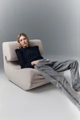 Jean de tiro alto confeccionado en denim rígido de color gris con lavado localizado. Presenta un corte de pierna recta y un detalle de apliques brillantes a lo largo de las costuras laterales.