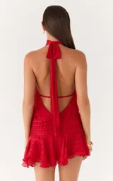 Vestido corto rojo con cuello halter fruncido, diseño sin mangas, cintura ajustada con panel fruncido elástico y falda corta acampanada con volados.