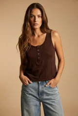 Musculosa marrón de algodón peinado con escote redondo y cartera frontal con cuatro botones.