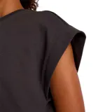 Remera de corte crop y diseño holgado con mangas cortas tipo casquillo. Presenta cuello redondo y el logo de la marca bordado en el centro del pecho.