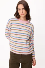 Sweater de punto con diseño de rayas horizontales multicolores en tonos pastel, cuello redondo y mangas largas con hombros caídos.