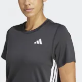 Remera deportiva Adidas de entrenamiento, color negro con las tres tiras características en blanco a los costados y logo de la marca en el pecho. Presenta cuello redondo, mangas cortas y tecnología de absorción de sudor.
