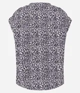 Blusa de crepé estampada en blanco y negro, con escote en V, mangas cortas y detalle de botones en los hombros.