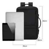 Mochila de viaje expandible color negro, impermeable, con puerto USB integrado, compartimento para laptop, correas ajustables y diseño ergonómico.