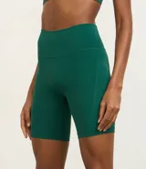 Short ciclista Get Over de microfibra color verde oscuro, de tiro alto y diseño ajustado con bolsillos laterales funcionales.