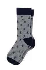 Par de medias de caña media color gris melange con estampado de caballos de ajedrez en azul marino. Presenta puntera, talón y puño en color azul marino.