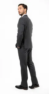 Ambo de vestir para hombre compuesto por saco de dos botones y pantalón de corte recto, confeccionado en tejido twill de poliéster y viscosa. El saco presenta solapas clásicas, bolsillos con solapa y un diseño de calce confortable.