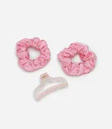 Set de modelador de rulos sin calor, color rosado con estampado de cerezas. Incluye una banda acolchada flexible, dos scrunchies a juego y una pinza para el cabello.