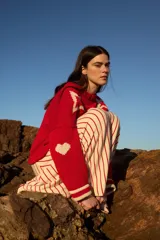 Sweater tejido a máquina manual con bordado a mano. Silueta oversize con mangas anchas y largo por arriba de la cola.