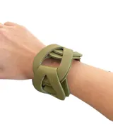 Brazalete ancho de cuero color verde oliva con diseño entrelazado.