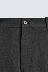 Pantalón cargo de corte recto confeccionado en tejido elástico, con bolsillos laterales tipo plastrón con solapa, bolsillos frontales y cierre de cremallera con botón.