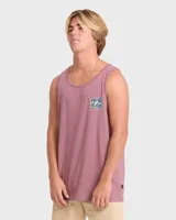Musculosa de color salmón oscuro, con amplio estampado gráfico en la espalda que presenta un diseño abstracto de olas en tonos celestes y morados dentro de un marco cuadrado.
