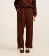 Pantalón de corte recto confeccionado en mezcla de viscosa, poliéster y elastano. Presenta un diseño de tiro medio con cinturón ajustable con hebilla metálica y bolsillos laterales.